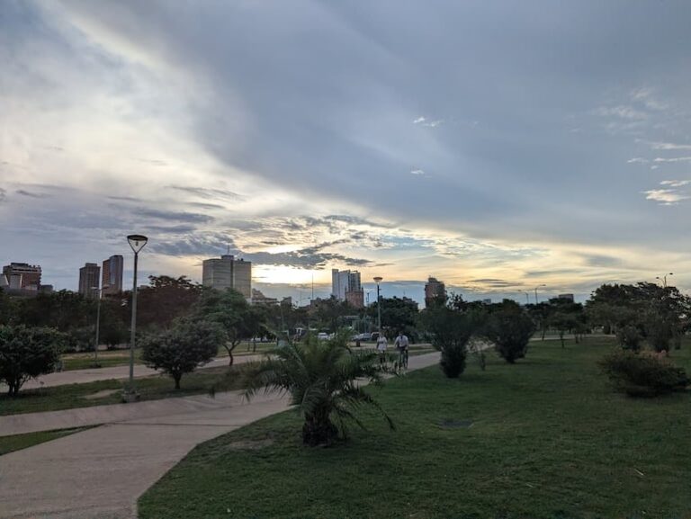 Meteorología prevé un viernes caluroso y húmedo.