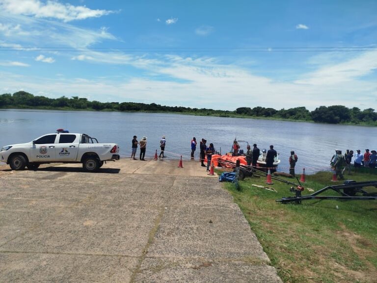 Naufragio en Paraná: tres cuerpos hallados, operativo continúa.