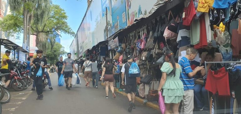 Navidad impulsa gran actividad comercial en Ciudad del Este.