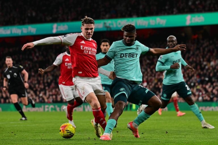 Dos autogoles preservan el liderazgo del Arsenal en la Premier League.