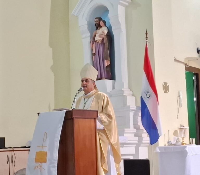 Obispo denuncia a autoridades por lucrar con dinero público.