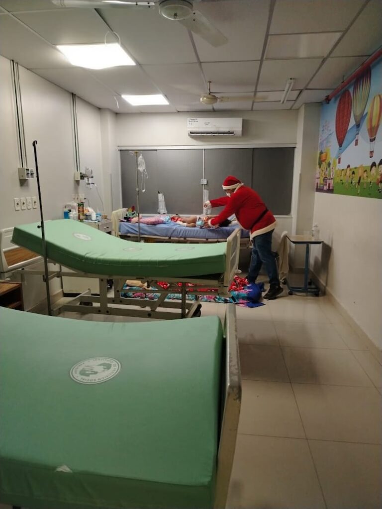 Papá Noel entregó regalos a hospitales pediátricos tras medianoche.