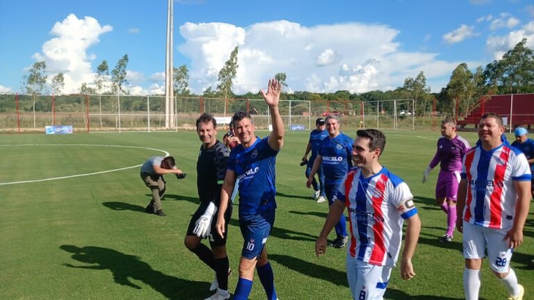 Peña inaugura estadio inconcluso en Coronel Oviedo con celebración.