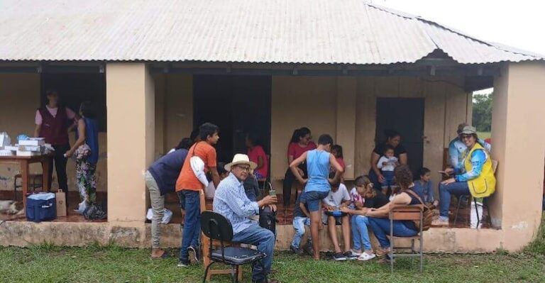 Pobladores de Puerto Barranquerita reciben atención médica y medicamentos.