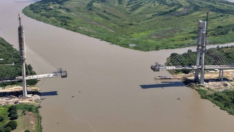 Puente Bioceánico: a 160 metros de unir Paraguay y Brasil.