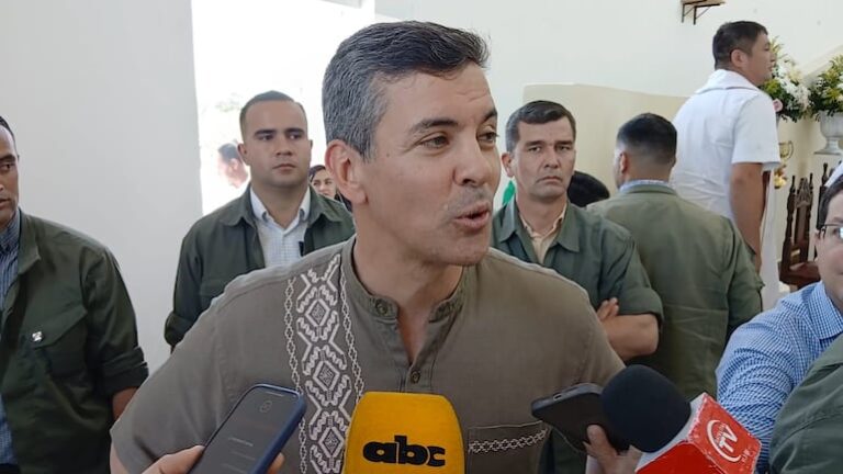 Santiago Peña responde críticas dirigidas a sus ministros.