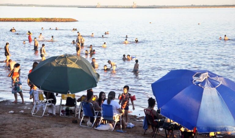 Senador promueve reforma laboral: incremento de vacaciones y permisos.