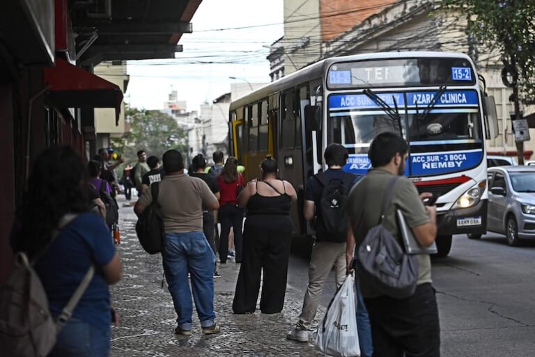 Usuarios atrapados: huelgas, tarifas altas y regulaciones en plataformas.
