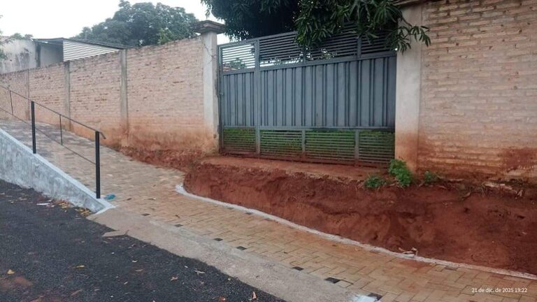 Vecinos reportan daños por obra de doble avenida en Acahay.