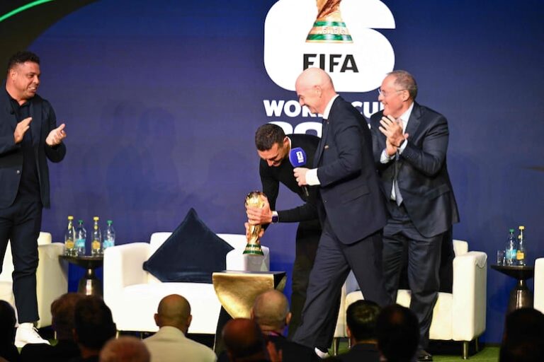 FIFA se disculpa con Scaloni por prohibirle tocar el trofeo del Mundial – Fútbol Internacional