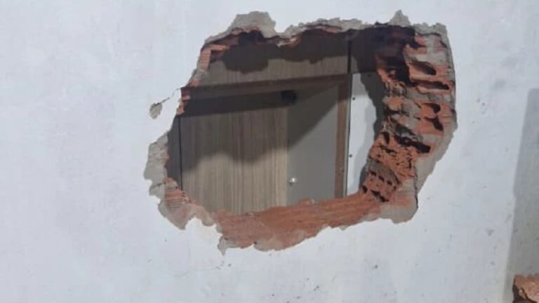 Roban teléfonos celulares tras abrir un boquete en tienda bangladesí.