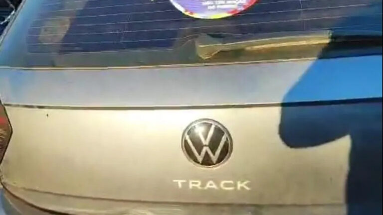 Abogada atropella portón de comisaría para recuperar su automóvil.