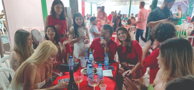 Fiesta navideña universitaria masiva promueve la integración en la frontera.