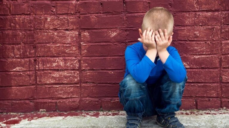 Dos mujeres arrestadas por presunta intoxicación alcohólica de un niño.