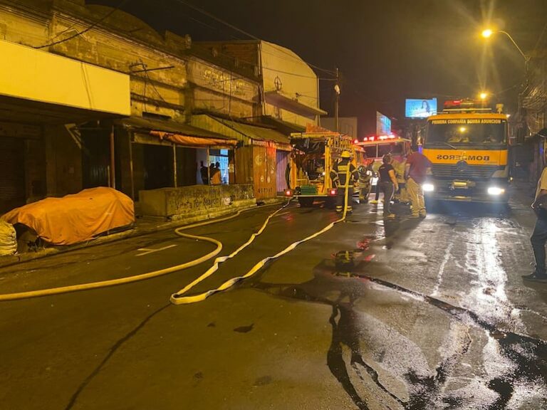 Bomberos controlan incendio en depósito de celulares Mercado 4.