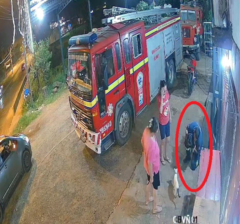 Bomberos rescatan a niña que se atragantó con juguete.