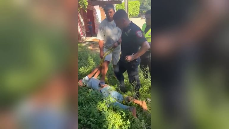 Dueño de vehículo captura y ata a ladrón en Fernando de la Mora.