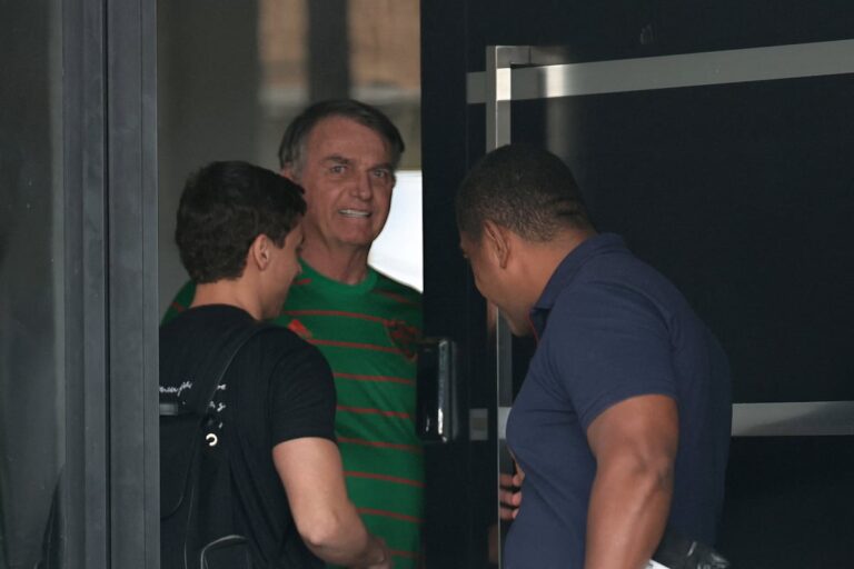 El expresidente Bolsonaro sale del hospital tras ocho días internado y operado