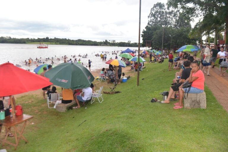 Esteños celebraron el feriado en la Costanera Ñande Renda.