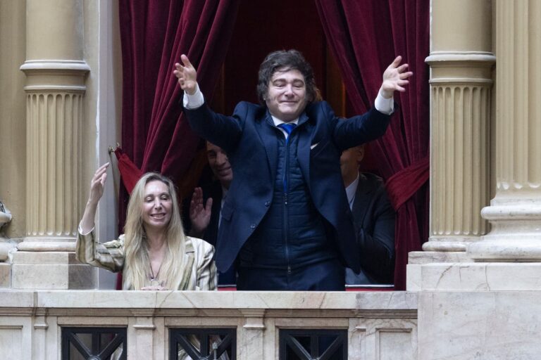 Gobierno de Milei lanza nuevo esquema cambiario, mientras busca recursos para pagar vencimientos de deuda