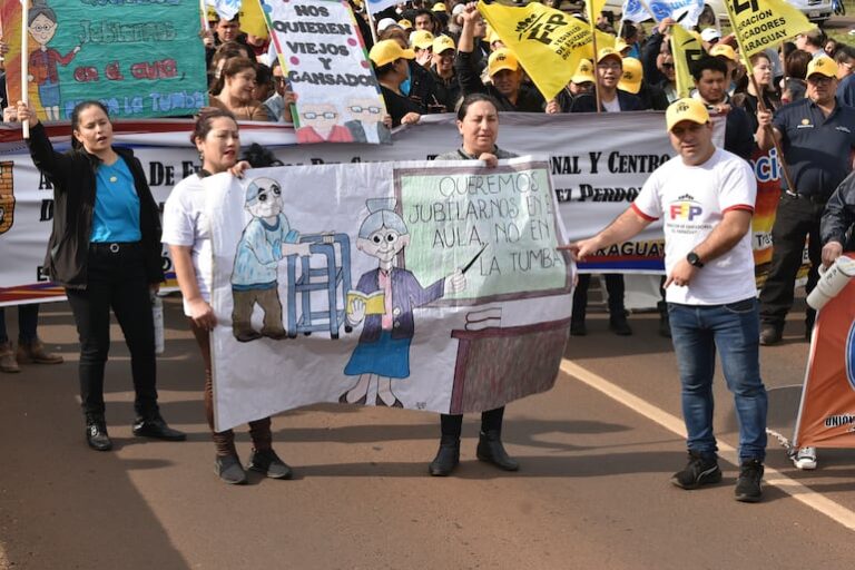 Gremios docentes se oponen a reforma de caja. Acción inminente.