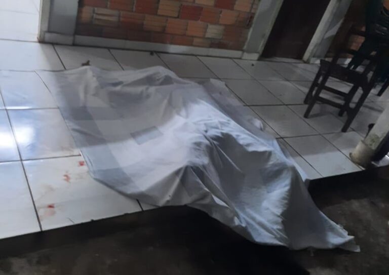 Hombre hallado muerto por disparo en inquilinato.