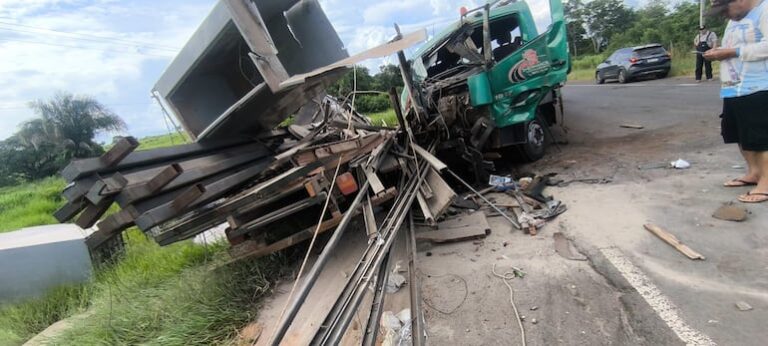 Impactante choque de camiones en la ruta PY08