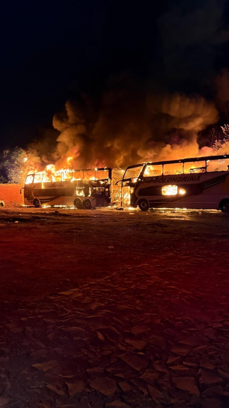 Incendio destruye dos buses de larga distancia en Villa Elisa.