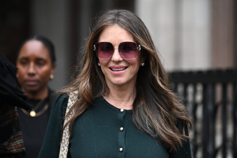 La actriz Elizabeth Hurley rompe a llorar en el juicio contra ‘Daily Mail’ por el secreto revelado hace 20 años que no quería que su hijo supiera
