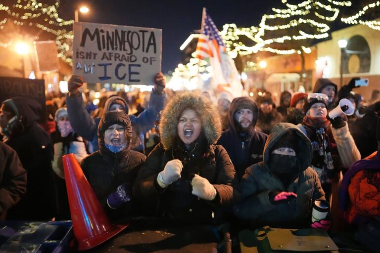 La muerte a tiros de un manifestante a manos de la policía de inmigración de Trump inflama la tensión en Minneapolis | Inmigración en los Estados Unidos