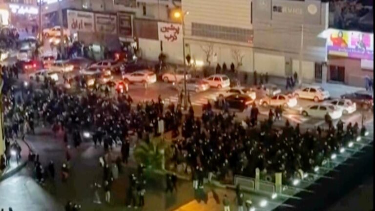 Las autoridades iraníes amenazan con “reprimir con la mayor fuerza” las protestas |