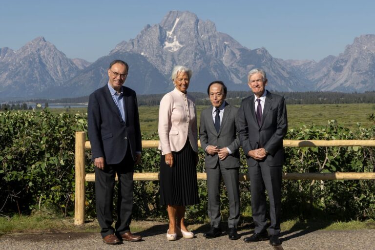 Los grandes banqueros centrales apoyan a Powell y defienden la independencia de la Fed | Economía