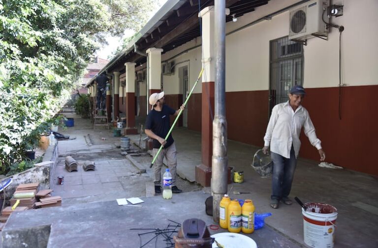 MEC: Escuelas Abiertas, entre ruinas y estructuras en pie.