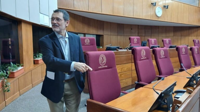 Nuevo asesor jurídico: Acortar receso parlamentario con pocas firmas