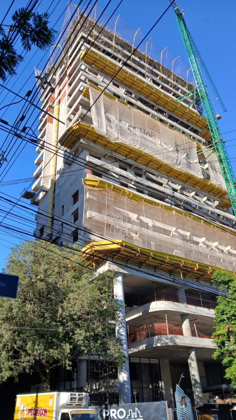 Obrero fallece al caer de un edificio; circunstancias inciertas.