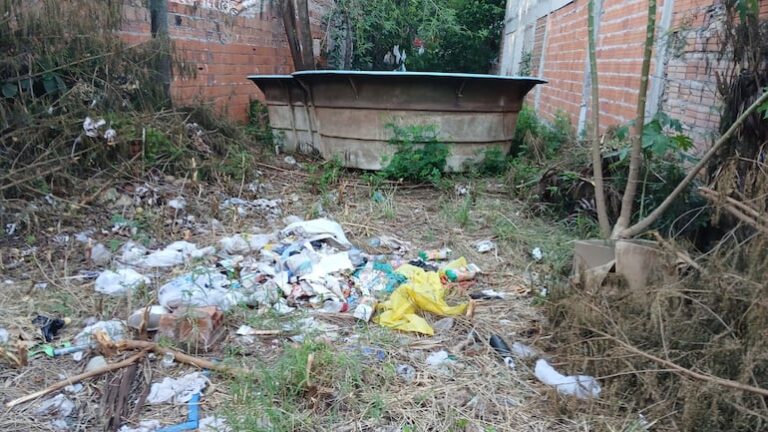 Vecinos de Tacumbú denuncian basura y piscina abandonada.