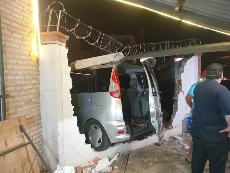 Video: auto impacta muralla y casi atropella clientes en Capiatá.