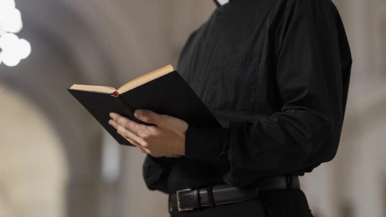 Seminarista arrestado por sospechas de abuso sexual y pornografía infantil.