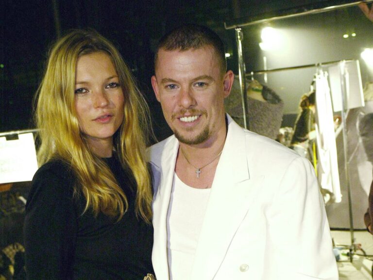 El vestuario de Alexander McQueen a subasta: el traje que Kate Moss quemó con un cigarrillo es el protagonista de la puja