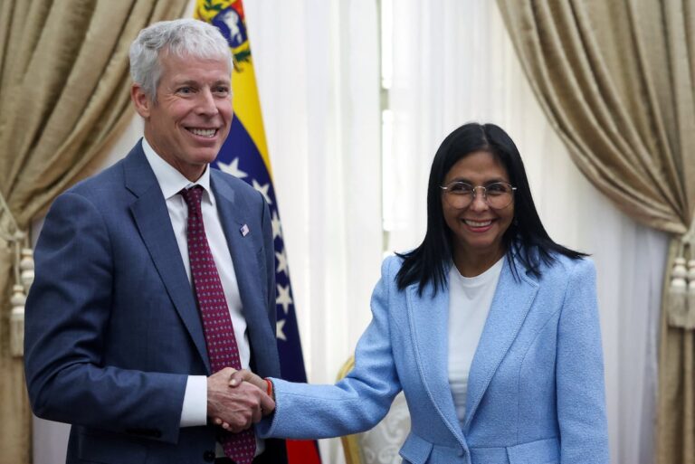 La Secretaria de Energía de Estados Unidos anuncia en Caracas que el embargo al crudo venezolano “esencialmente terminó”