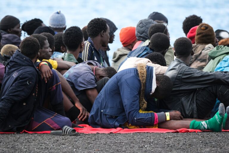 La condena del timón: decenas de jóvenes migrantes llenan las cárceles acusados ​​de conducir el cayuco a Europa