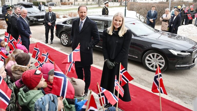 Mette-Marit, bajo el microscopio: su contacto prolongado con el pedófilo Epstein indigna a Noruega