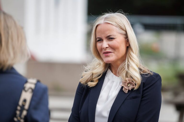 Mette-Marit de Noruega se disculpa por su relación con Epstein