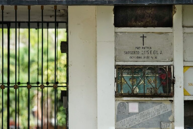 Restos con ADN borrado y gestiones diplomáticas con dos países: la historia oculta del hallazgo del cuerpo del cura guerrillero Camilo Torres