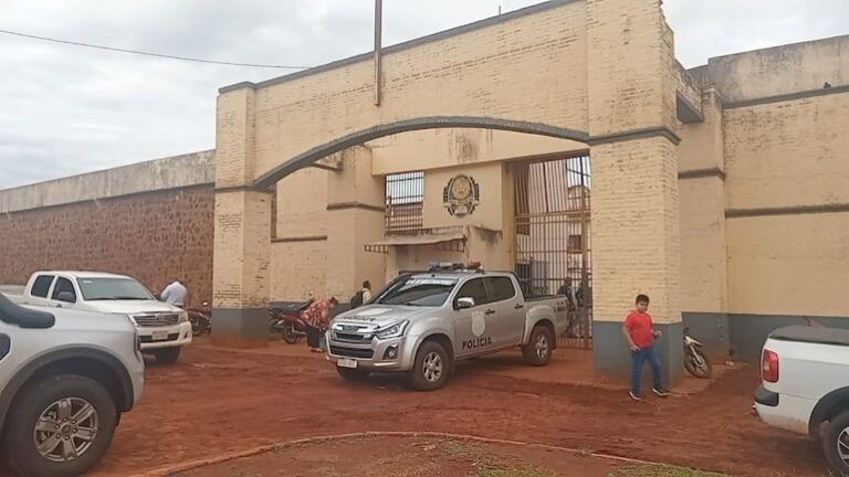 Solo uno de los cuatro guardiacárceles seguirá preso por hurto.