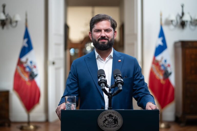 Boric, en su última cadena nacional: “La dignidad del expresidente Allende no se mancha con los errores que yo haya cometido”