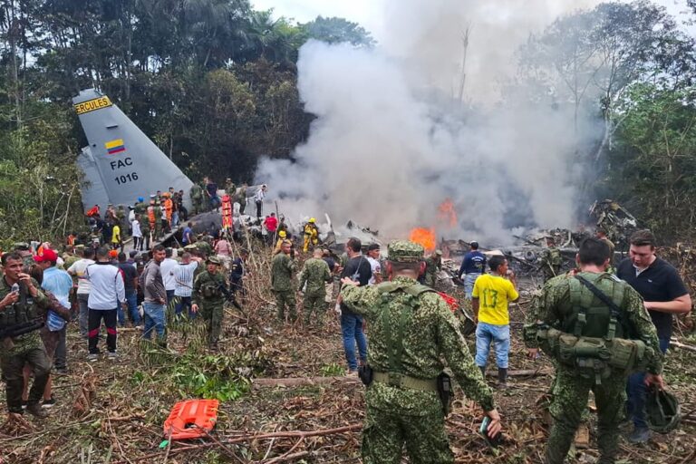 Colombia contabiliza 66 muertos tras el accidente de un avión militar mientras Gobierno y oposición intercambian acusaciones