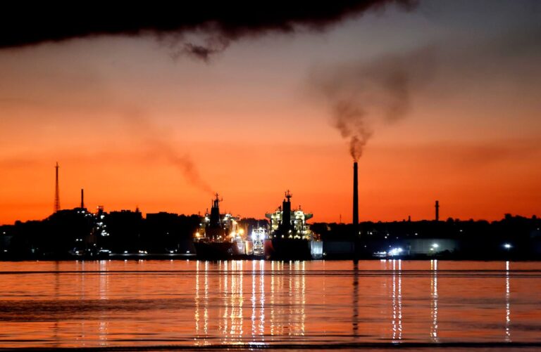 Envíos de combustible desde Estados Unidos a empresas privadas cubanas, una gota en el desierto que enfurece al exilio