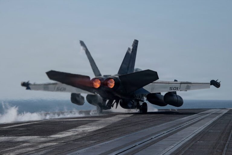 Estados Unidos promete reabrir el Estrecho de Ormuz mientras Irán persiste en sus amenazas