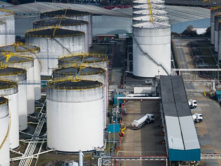 La AIE acuerda liberar 400 millones de barriles en la mayor intervención de reservas de petróleo de la historia